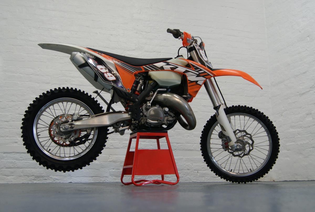 HEAVY DUTY STEEL BOX STAND MX, LARGE / 430mm HIGH MX STAND, THIS STAND DOESN'T COME WITH THE MOTO STICKER NOW