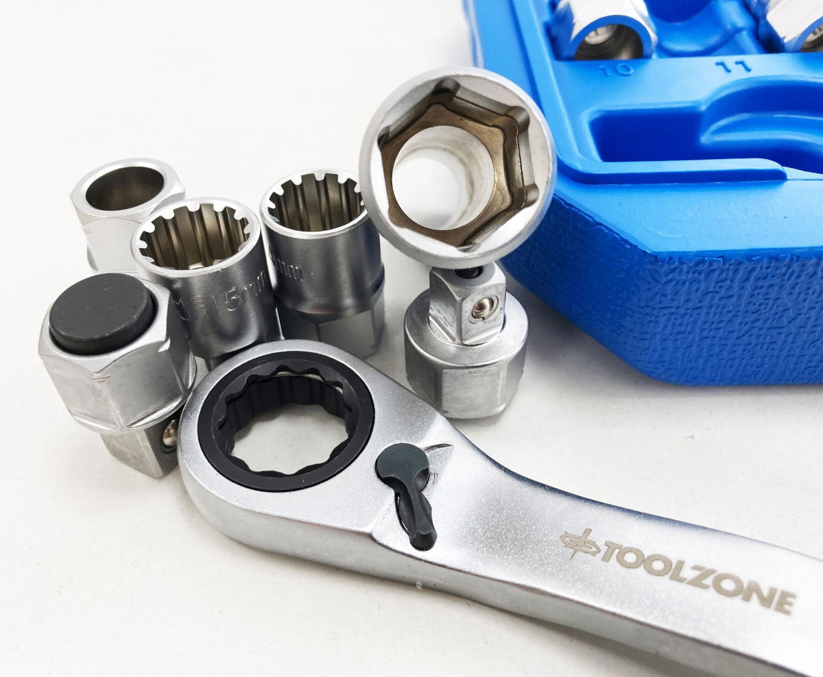 GO THROUGH SOCKET SET 17 PIECES 3/8 AND 1/2 DRIVE 10mm-24mm IN CASE - TOOLZONE KDPSS262