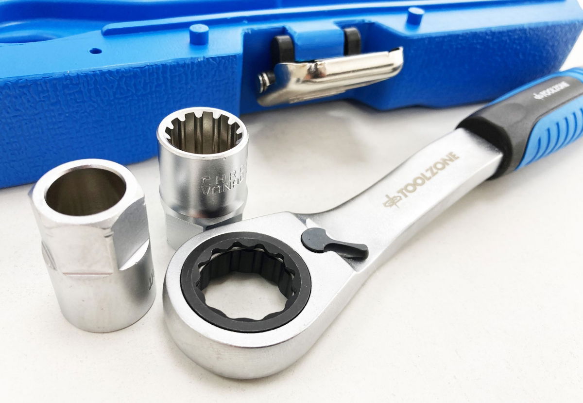 GO THROUGH SOCKET SET 17 PIECES 3/8 AND 1/2 DRIVE 10mm-24mm IN CASE - TOOLZONE KDPSS262
